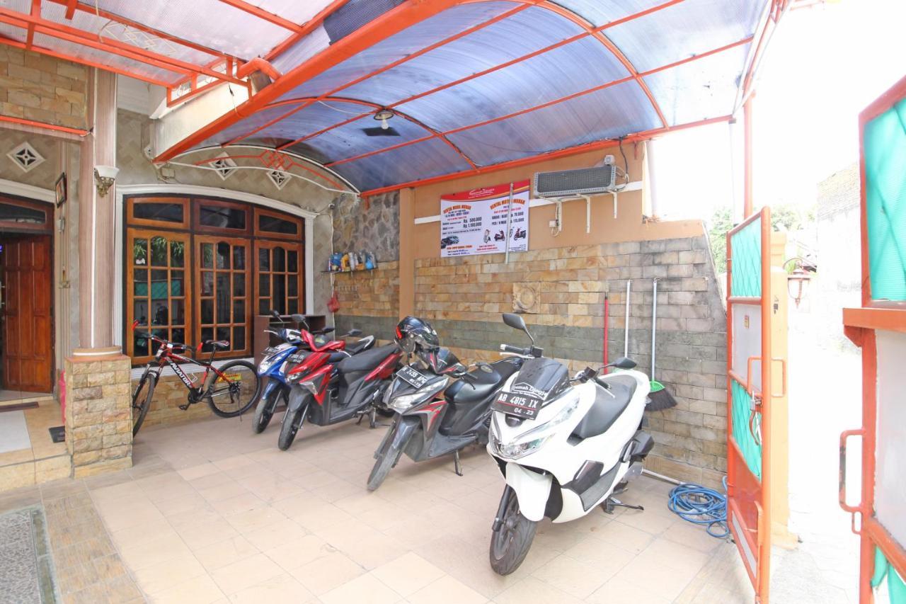 Reddoorz Near Mall Ambarukmo Yogyakarta Hotel Exterior photo